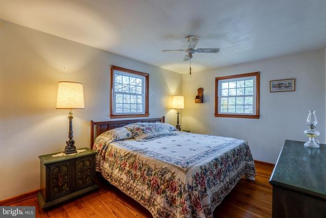 2 SNYDER HILL RD, Lititz, PA 17543