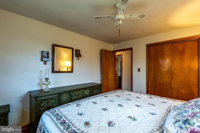 2 SNYDER HILL RD, Lititz, PA 17543