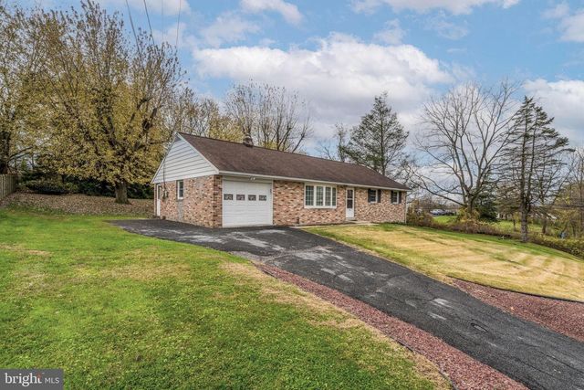 2 SNYDER HILL RD, Lititz, PA 17543