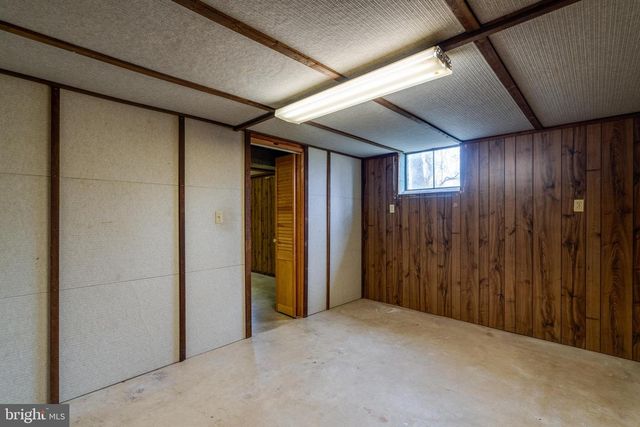 2 SNYDER HILL RD, Lititz, PA 17543