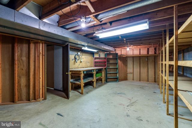 2 SNYDER HILL RD, Lititz, PA 17543