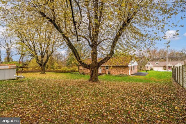 2 SNYDER HILL RD, Lititz, PA 17543
