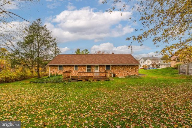 2 SNYDER HILL RD, Lititz, PA 17543