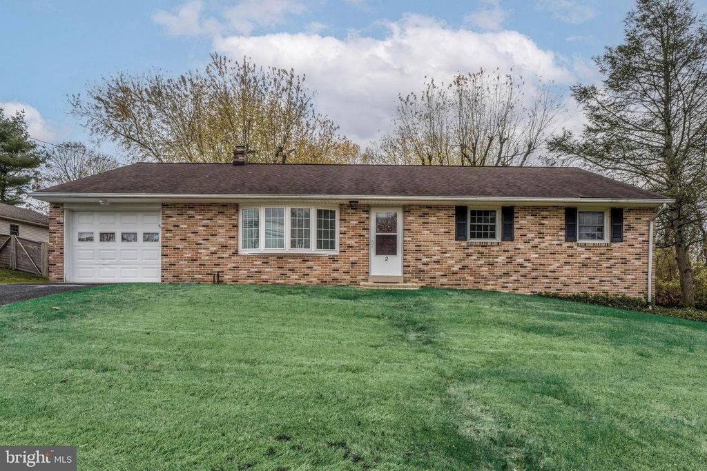 2 SNYDER HILL RD, Lititz, PA 17543