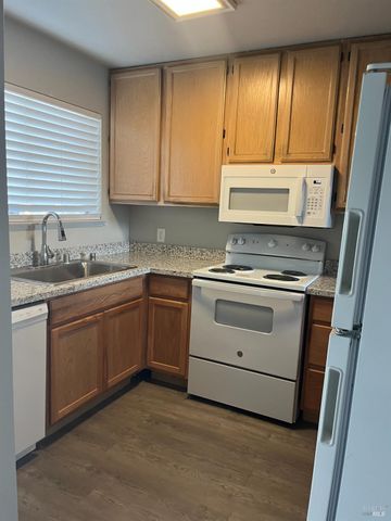 718 Santa Alicia Dr, Rohnert Park, CA 94928