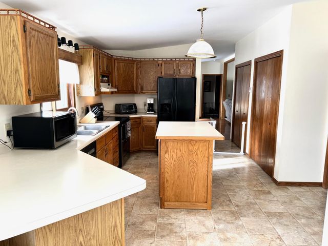 103 8th Street SW, Roseau, MN 56751