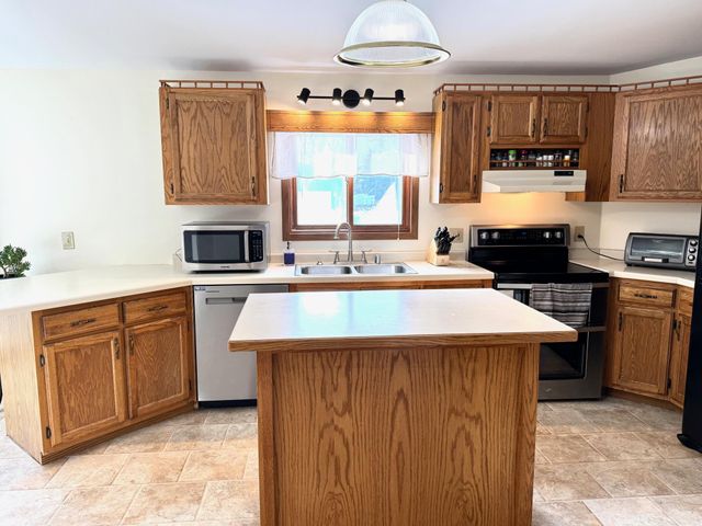 103 8th Street SW, Roseau, MN 56751