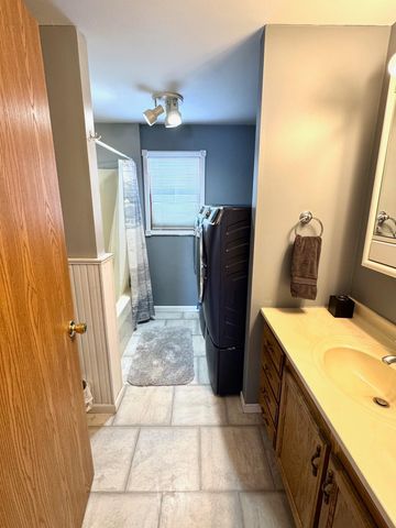 103 8th Street SW, Roseau, MN 56751