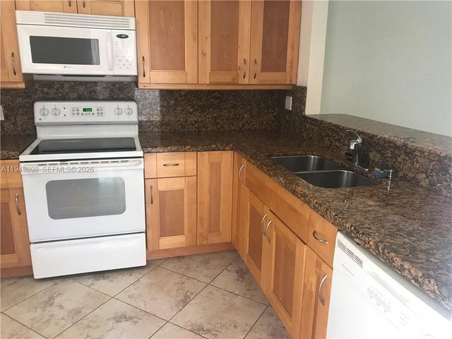 379 Lakeview Dr 205, Weston, FL 33326