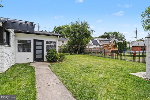 1865 NANTICOKE RD, Lancaster, PA 17601