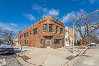 4200 N Sacramento Avenue 1F, Chicago, IL 60618