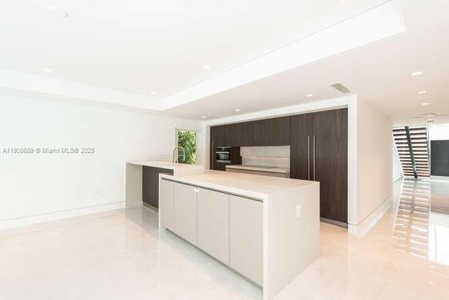 1325 Bay Dr, Miami Beach, FL 33141