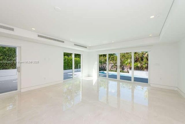 1325 Bay Dr, Miami Beach, FL 33141