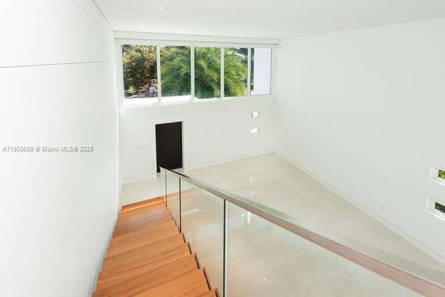 1325 Bay Dr, Miami Beach, FL 33141