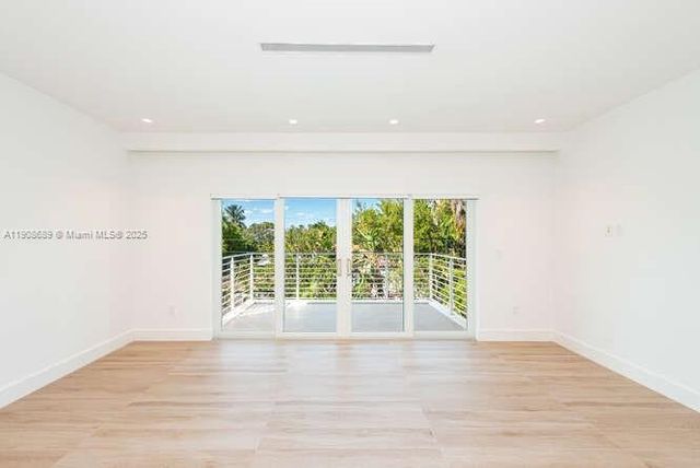 1325 Bay Dr, Miami Beach, FL 33141