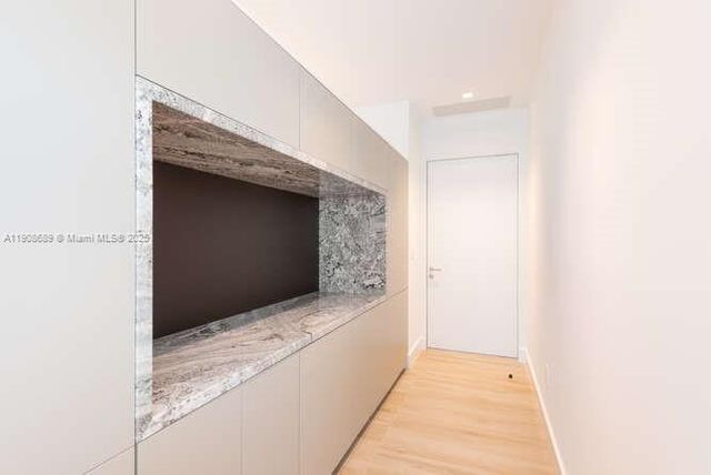 1325 Bay Dr, Miami Beach, FL 33141