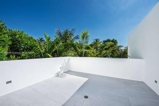 1325 Bay Dr, Miami Beach, FL 33141