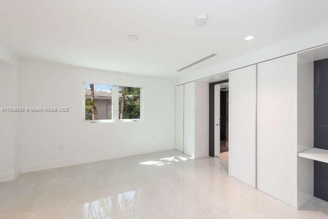 1325 Bay Dr, Miami Beach, FL 33141