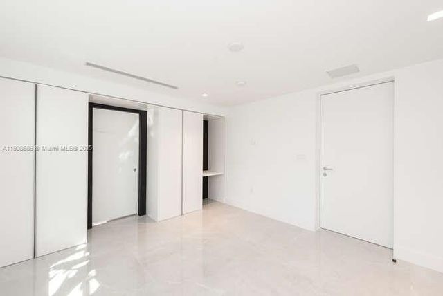 1325 Bay Dr, Miami Beach, FL 33141