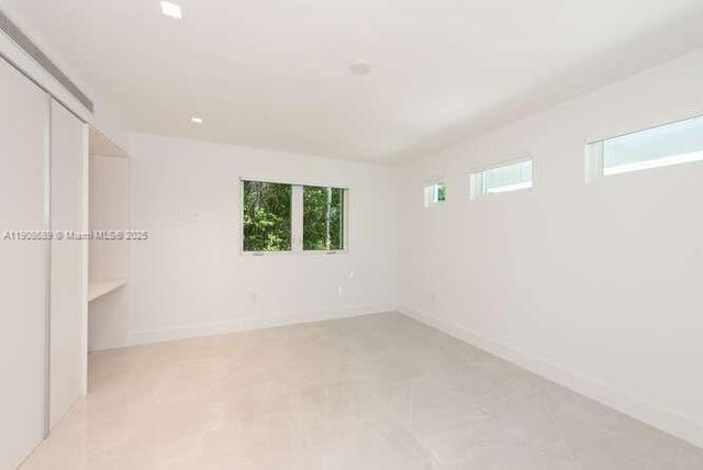 1325 Bay Dr, Miami Beach, FL 33141