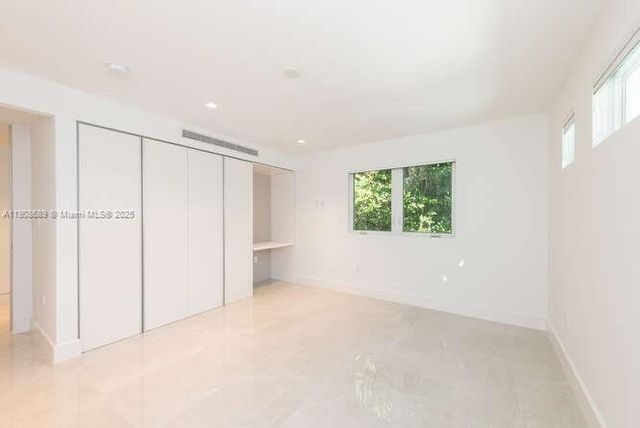 1325 Bay Dr, Miami Beach, FL 33141