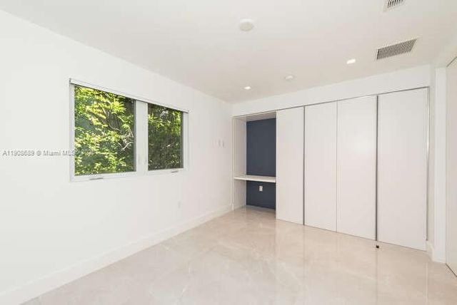 1325 Bay Dr, Miami Beach, FL 33141