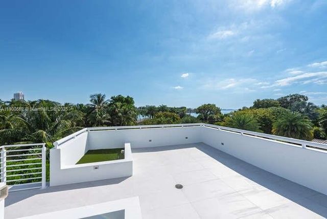 1325 Bay Dr, Miami Beach, FL 33141