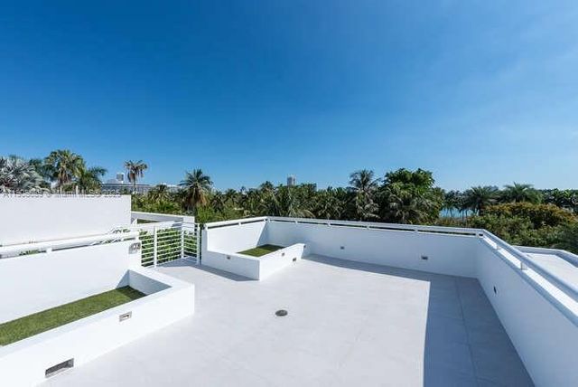 1325 Bay Dr, Miami Beach, FL 33141