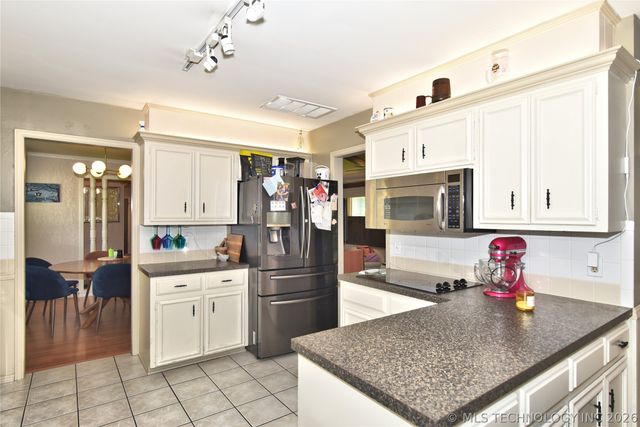 1209 Oakwood Drive, Broken Arrow, OK 74011