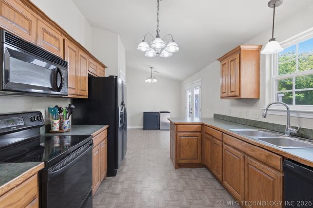 26433 W 41st Street S, Sand Springs, OK 74063