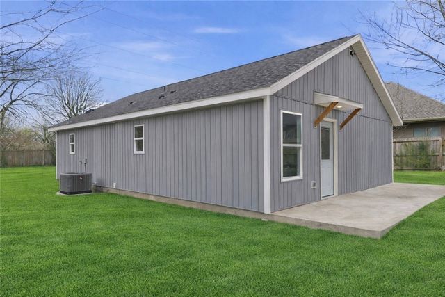 504 4th Ave NE, Gravette, AR 72736