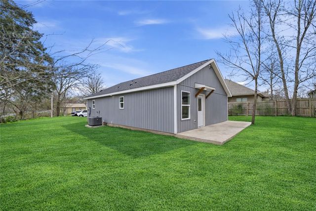 504 4th Ave NE, Gravette, AR 72736