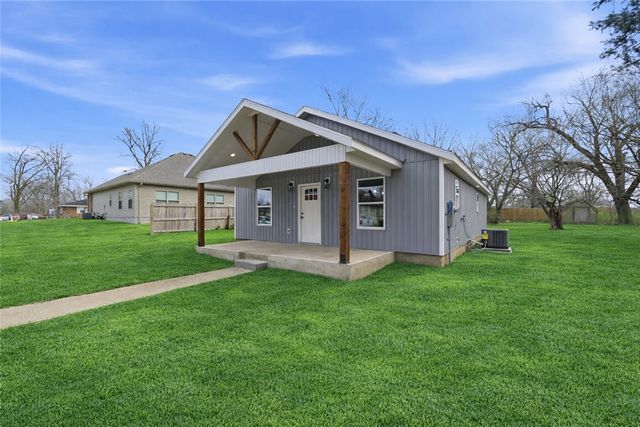 504 4th Ave NE, Gravette, AR 72736