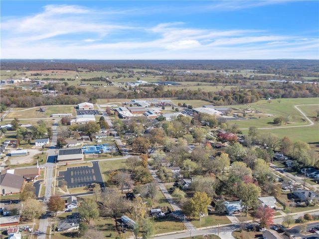 504 4th Ave NE, Gravette, AR 72736