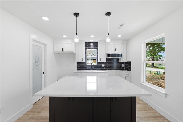 504 4th Ave NE, Gravette, AR 72736