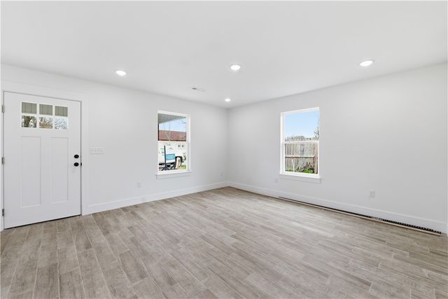 504 4th Ave NE, Gravette, AR 72736