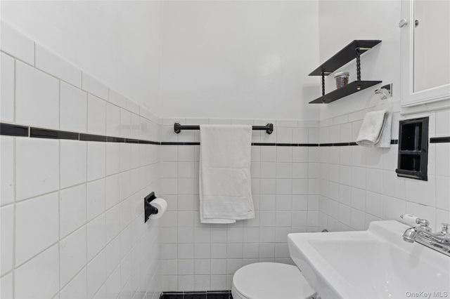 33-04 Junction Blvd 4p, Jackson Heights, NY 11372