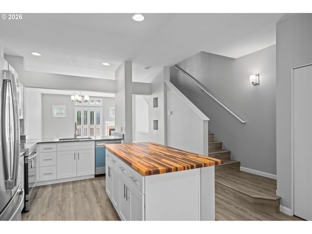 676 Sw DILLAN Dr, Beaverton, OR 97006