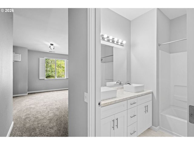 676 Sw DILLAN Dr, Beaverton, OR 97006