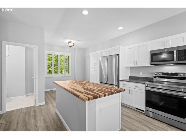 676 Sw DILLAN Dr, Beaverton, OR 97006