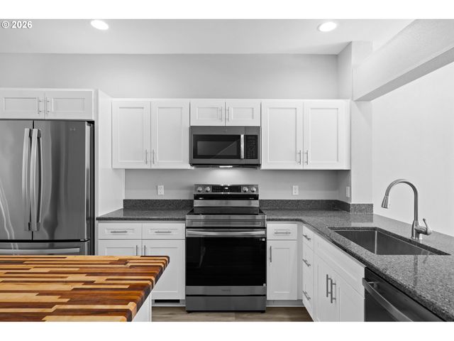 676 Sw DILLAN Dr, Beaverton, OR 97006