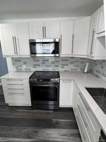 29346 Hoover Road, Warren, MI 48093