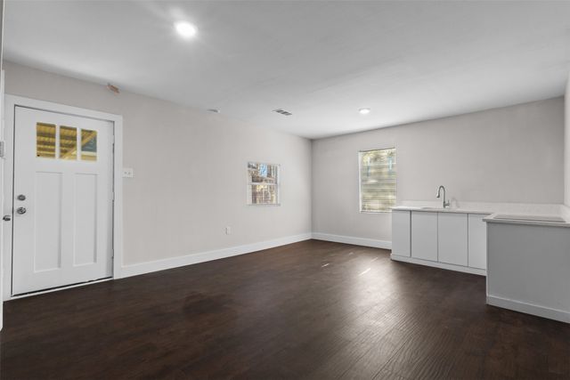 2523 N Prairie Creek Road, Dallas, TX 75227