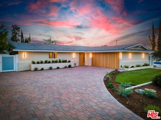20708 Martha Street, Woodland Hills (los Angeles), CA 91367