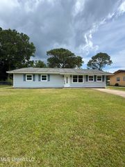 6608 Columbus Circle, Ocean Springs, MS 39564