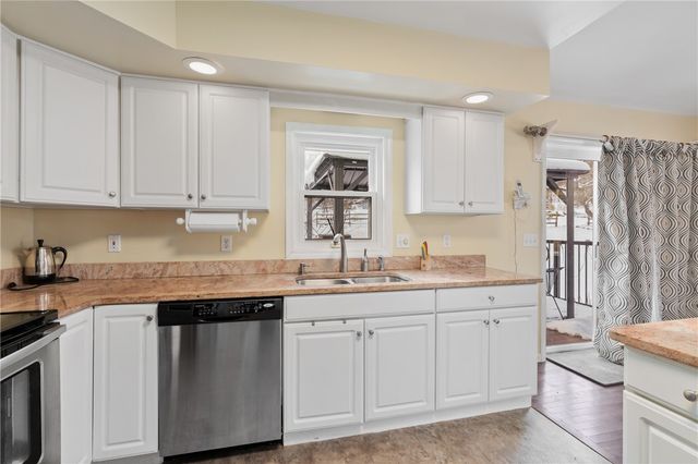 2205 Mcaleer Rd, Franklin Park, PA 15143