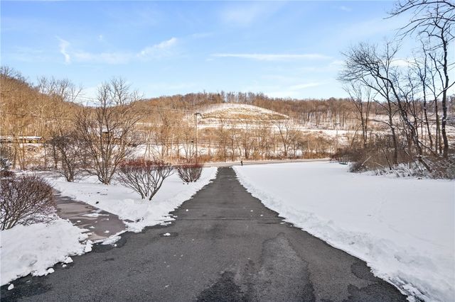 2205 Mcaleer Rd, Franklin Park, PA 15143