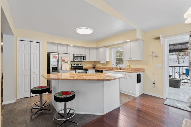 2205 Mcaleer Rd, Franklin Park, PA 15143