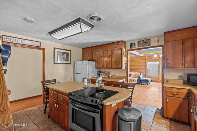 527 Highway 172, Hubert, NC 28539