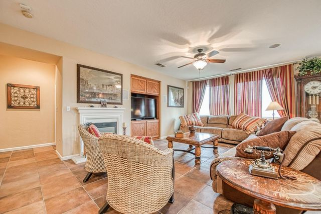 5571 E Lorena Avenue, Fresno, CA 93727